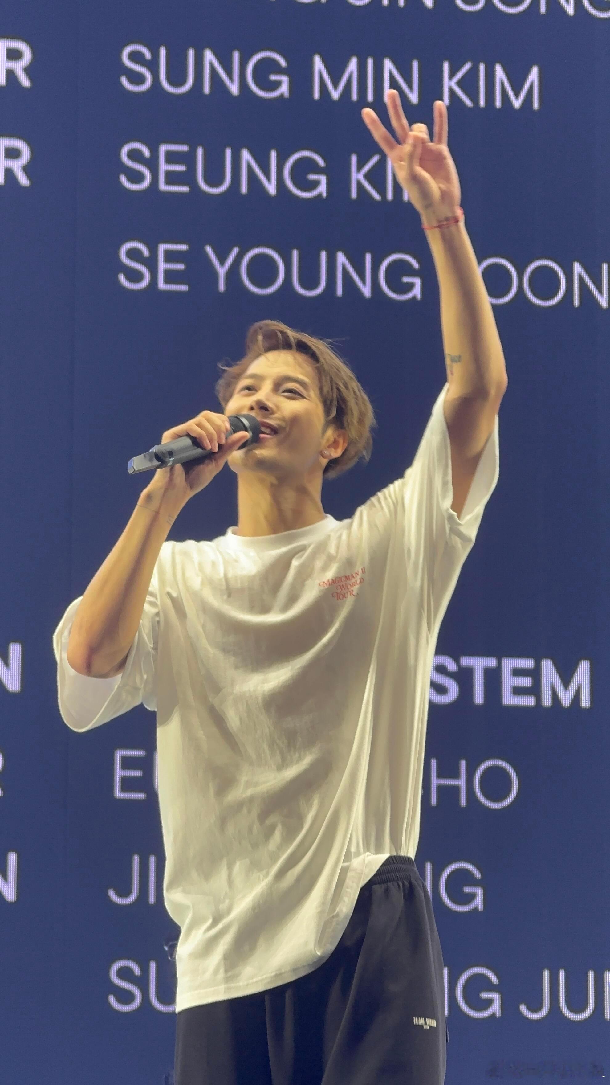 我勒个天神呢帅的没边了😭cr：raydi王嘉尔演唱会开到了菲律宾​​​