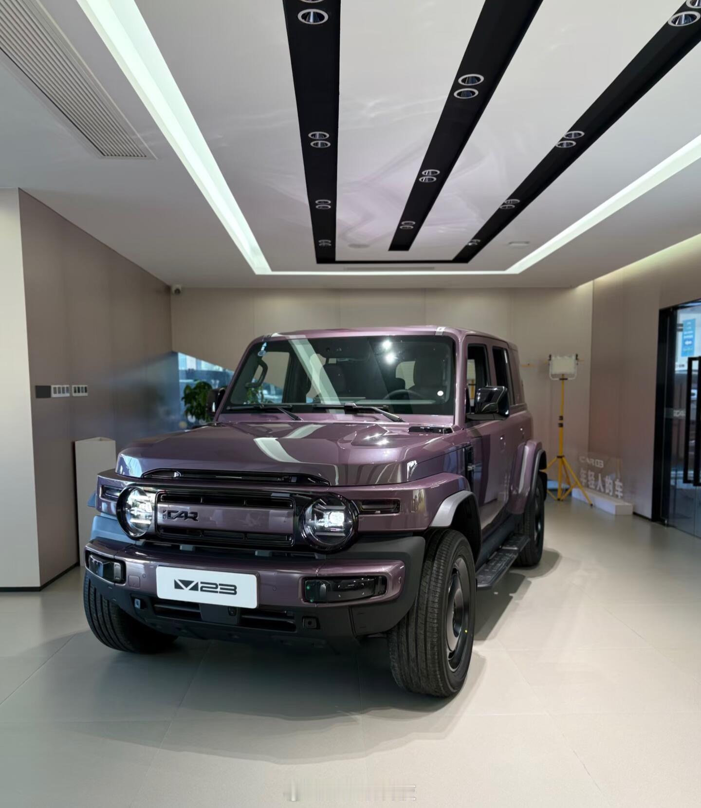 这方盒子造型配上复古圆灯，开在路上回头率肯定高，感觉是给那些追求个性、不想随大流