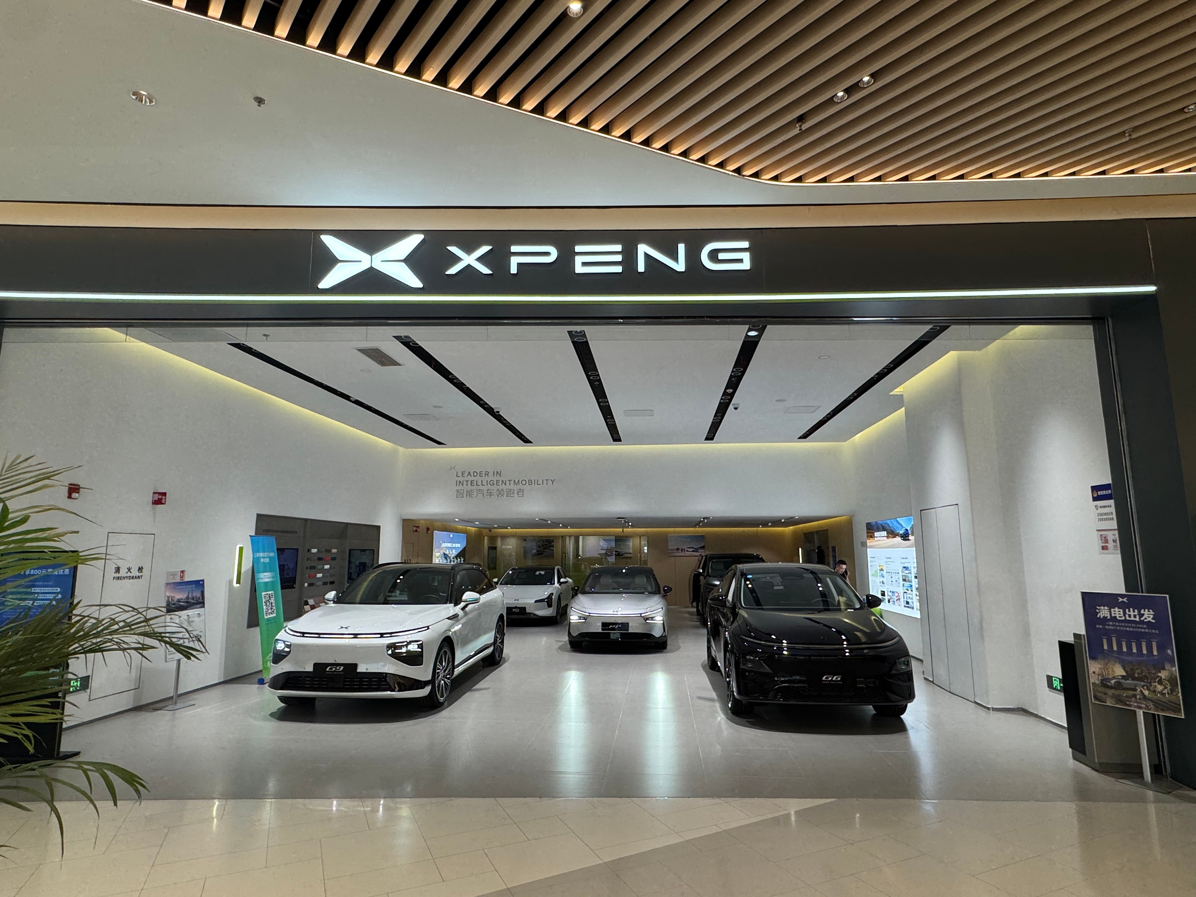 今天从安亭回市区，路过长宁宜家的荟聚，据说那边的2025款小鹏X9展车，比我前几