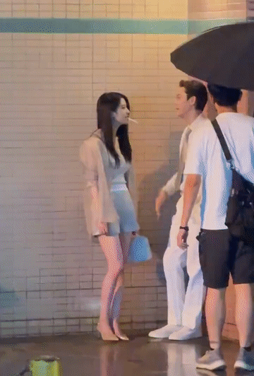 你觉得这个女孩抽烟帅吗？突然发现一个事情，现在的男孩吸烟的越来越少，女孩反倒越