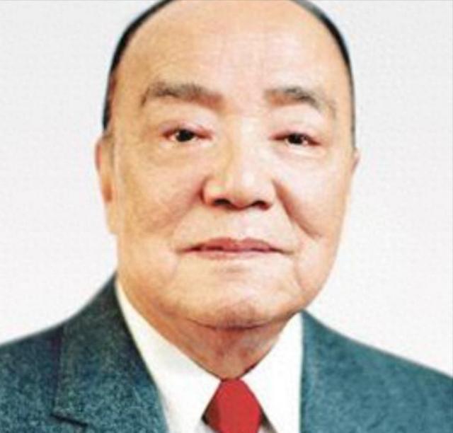 1983年，古月被叫去见一位“大首长”。刚进门寒暄了两句，古月因为太紧张，腰弯着