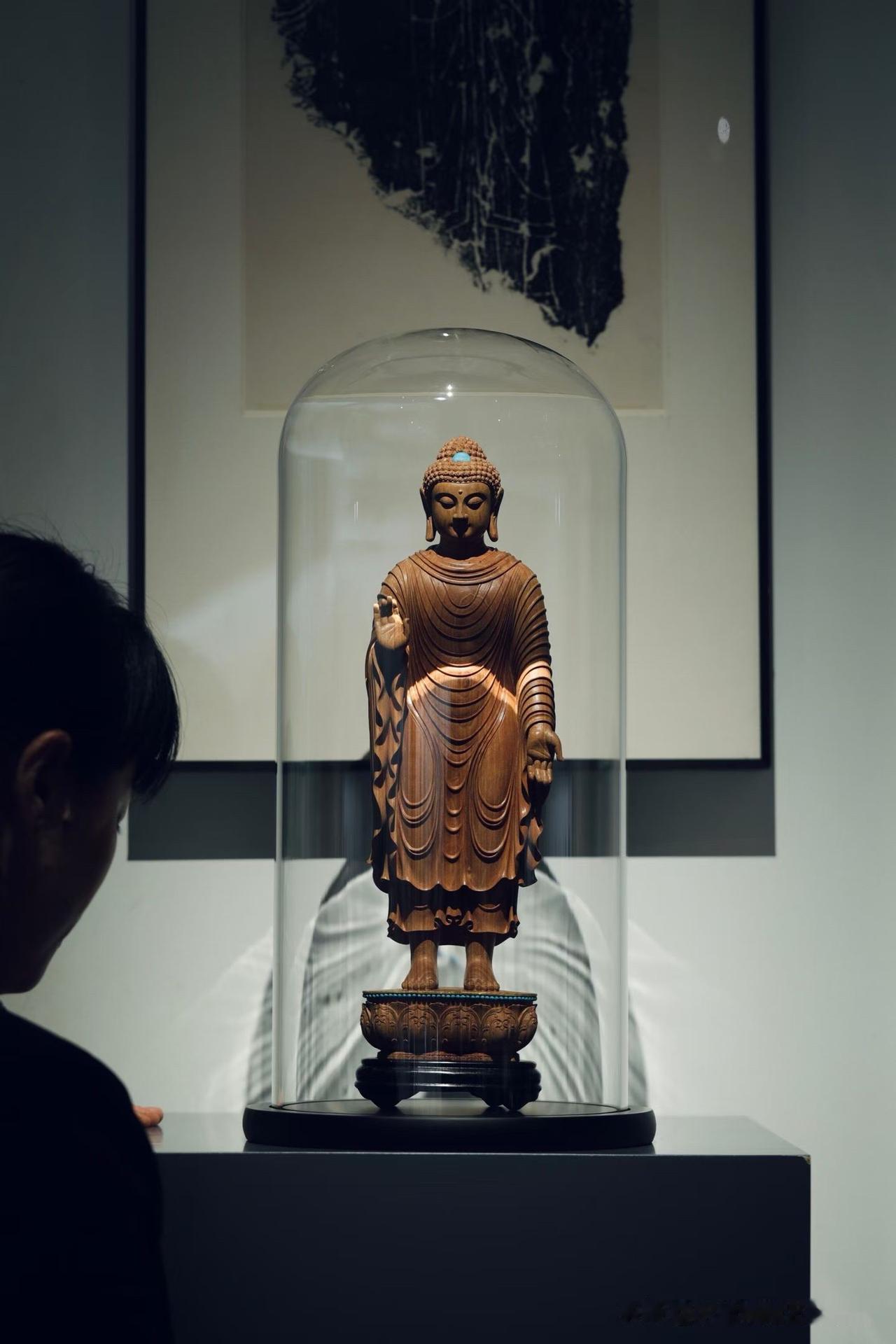 很喜欢这尊释迦牟尼佛的衣纹。百年醇化印度老山檀黑肉沉水，深沉木色把清刀留下的