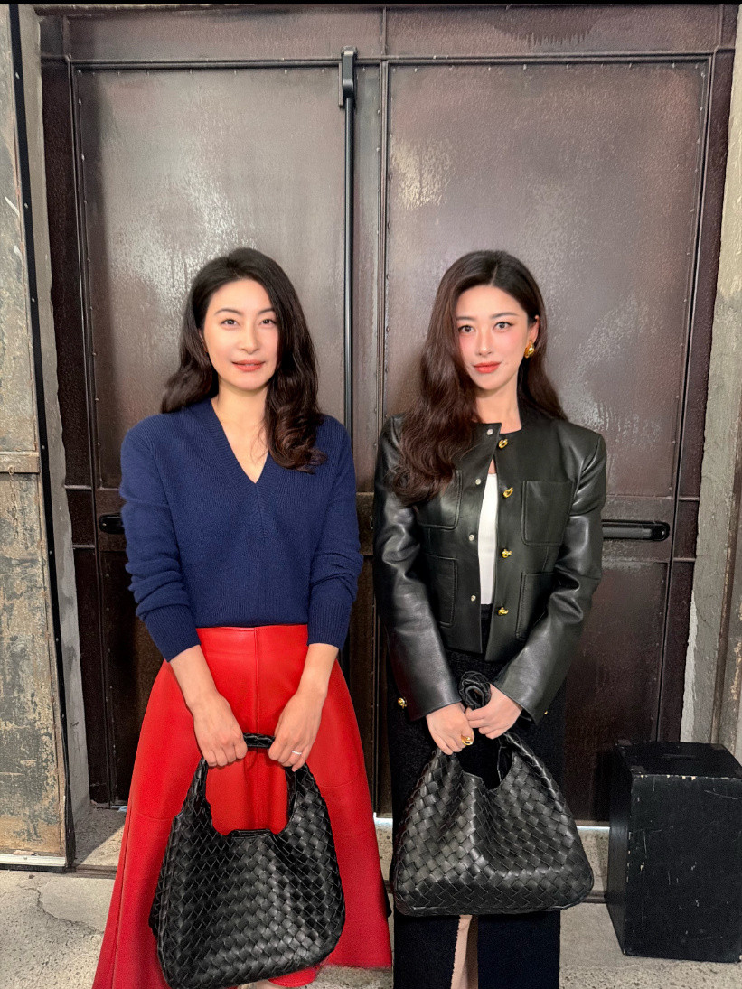 郭晶晶长相太特别了，单看不是大美女，但是和任何大美女合影就没输过，不管怎么看。