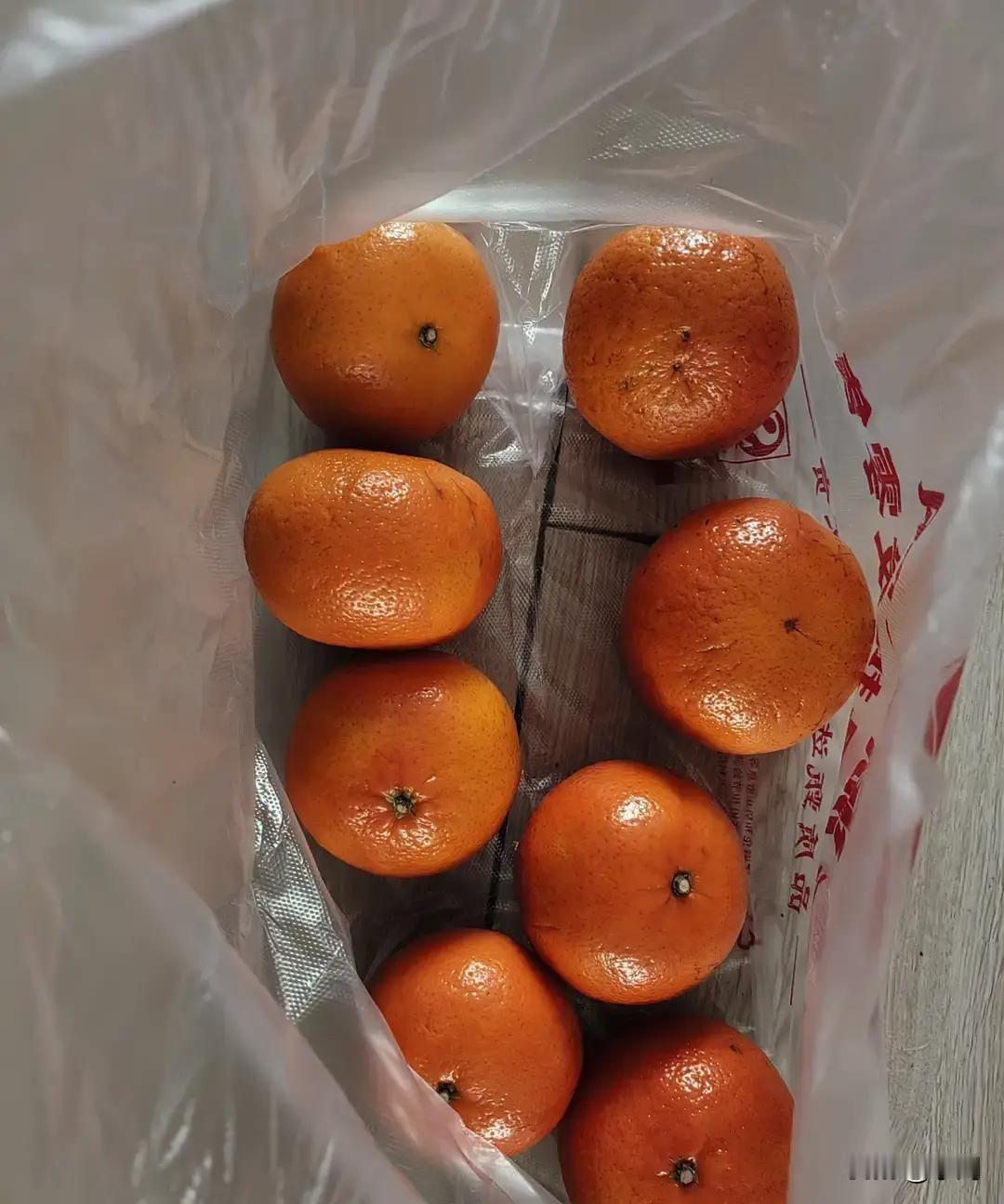 江南区二钢盛源综合市场B区3号摊位的沃柑被检出苏丹红Ⅳ号，纸巾一擦就掉红水，摊主