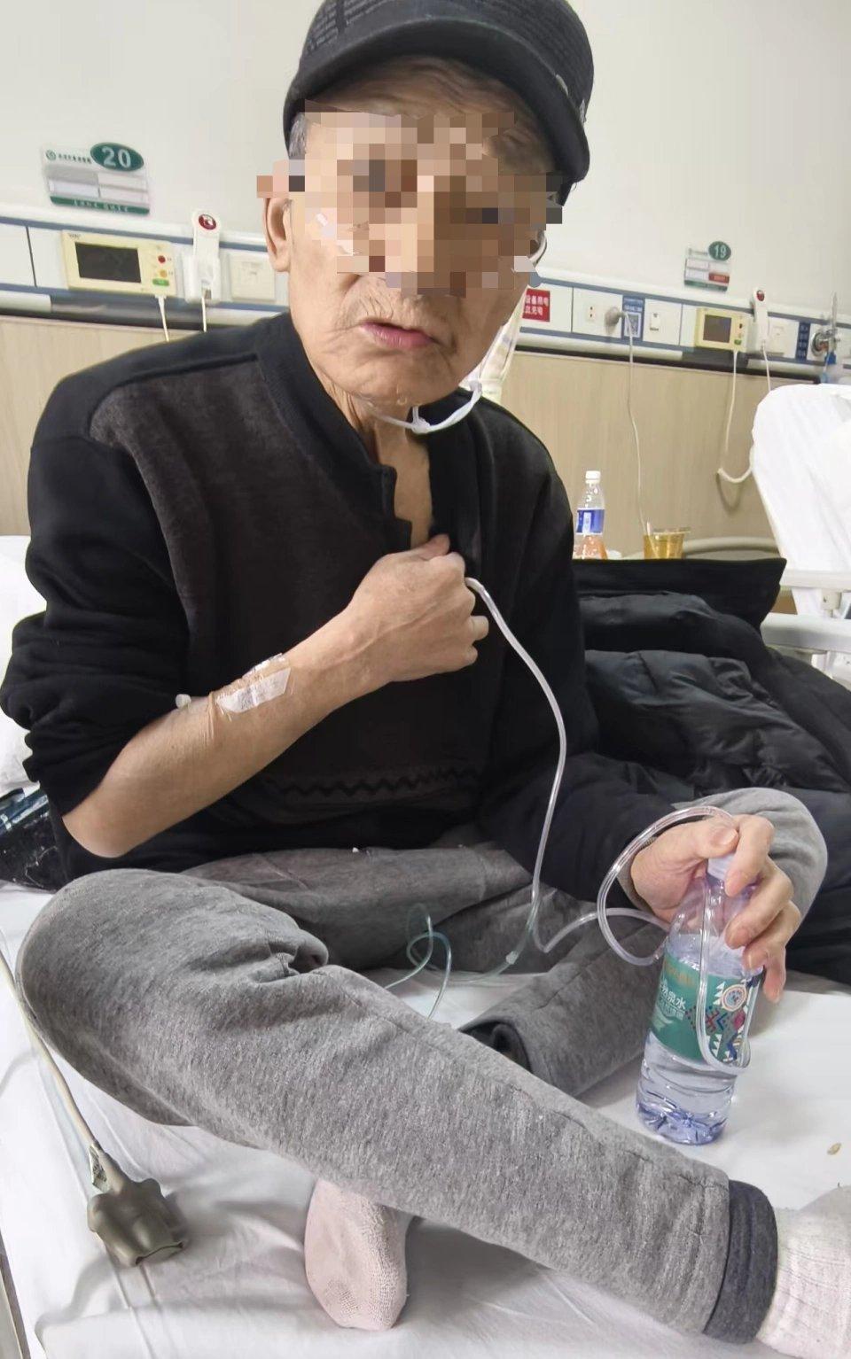 这位大爷的确是个狠人，用剪刀给自己“开膛破肚”，医生紧急提醒：千万别学！一位