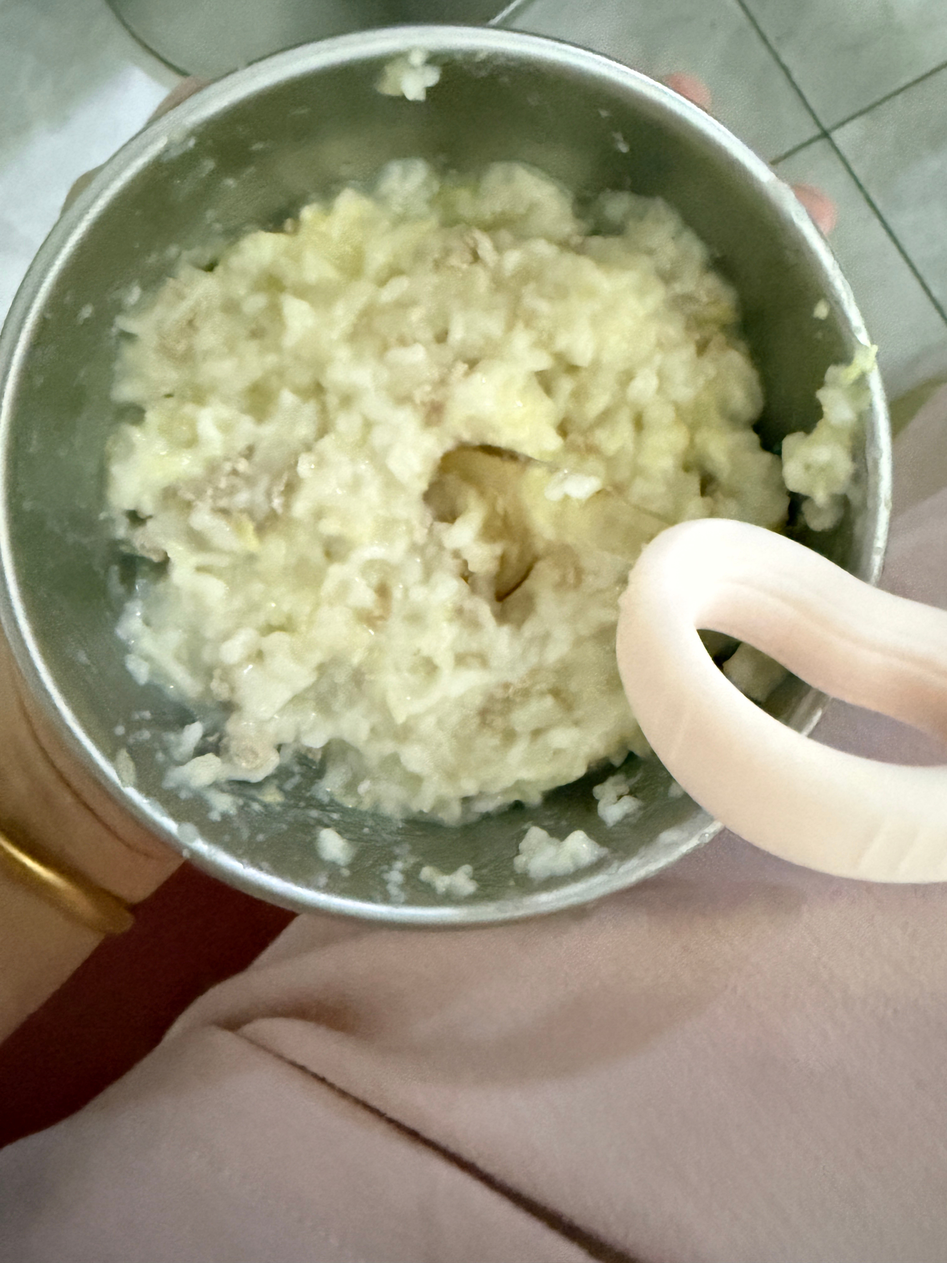 老母亲心血来潮煮了烂面条，看起来就难吃，还好宝宝捧场[捂脸哭]​​​