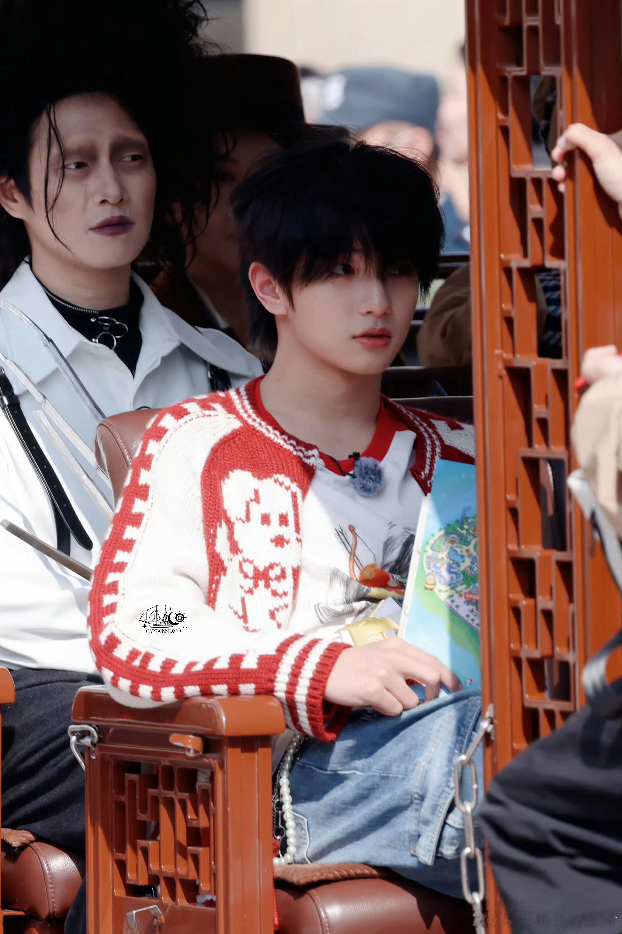 魏大勋综艺小丑造型，粉丝已经在维权了，认为都是同嘉宾的穆耻丞区别对待