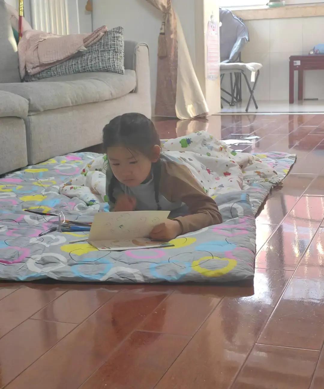 55岁姥姥刚退休就被女儿拉去带娃，从月子中心连轴28天，夜里两小时醒一次换尿布，