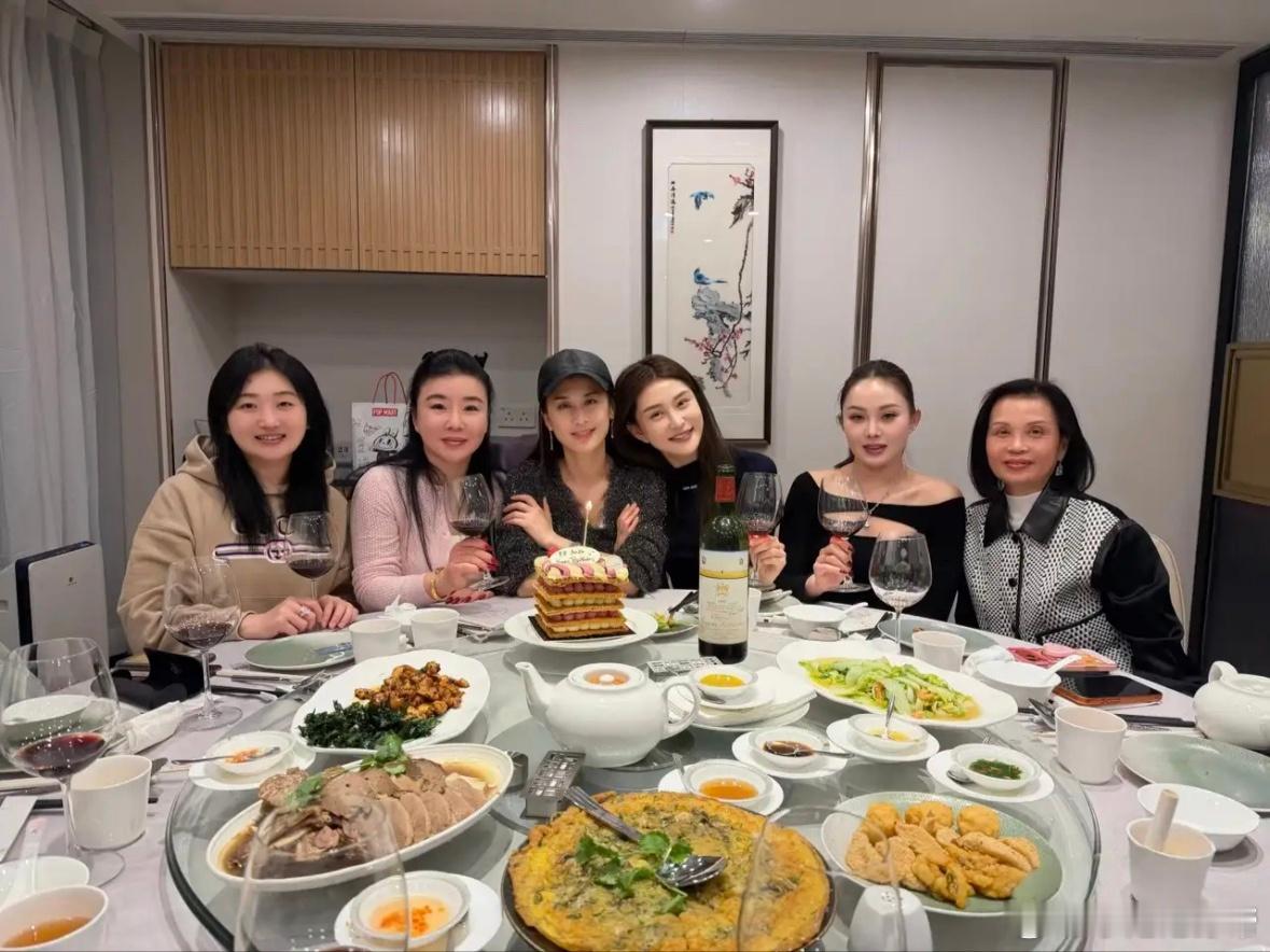 黄圣依和闺蜜到餐厅聚餐，庆祝43岁生日。她化着淡妆，一头黑长直发披肩，状态非常好