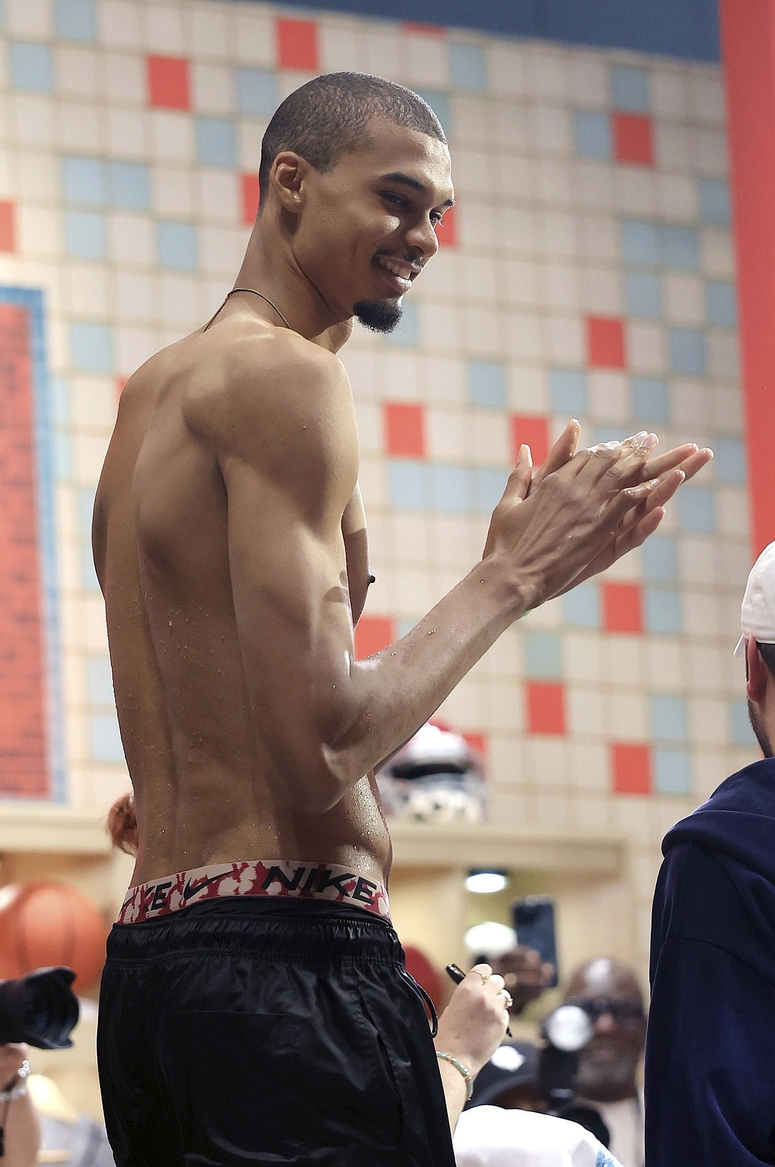 😅KG：文班需要和美国黑人约会才能变得强硬让我表妹带你长长见识近日，前NBA