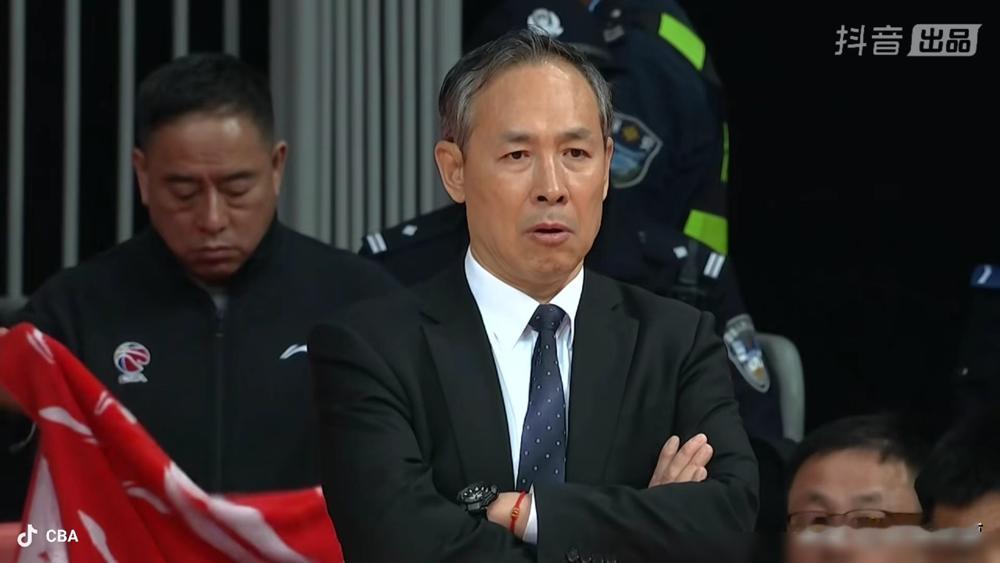 别吵了，北京首钢冲前三的剧本，就藏在周琦的腰伤里。只剩3场球，他们不是没机会，是