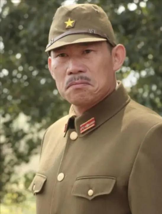 拍《亮剑》的时候，剧组因为资金紧张，找不到会日语的演员，于是导演来到片场对那些群