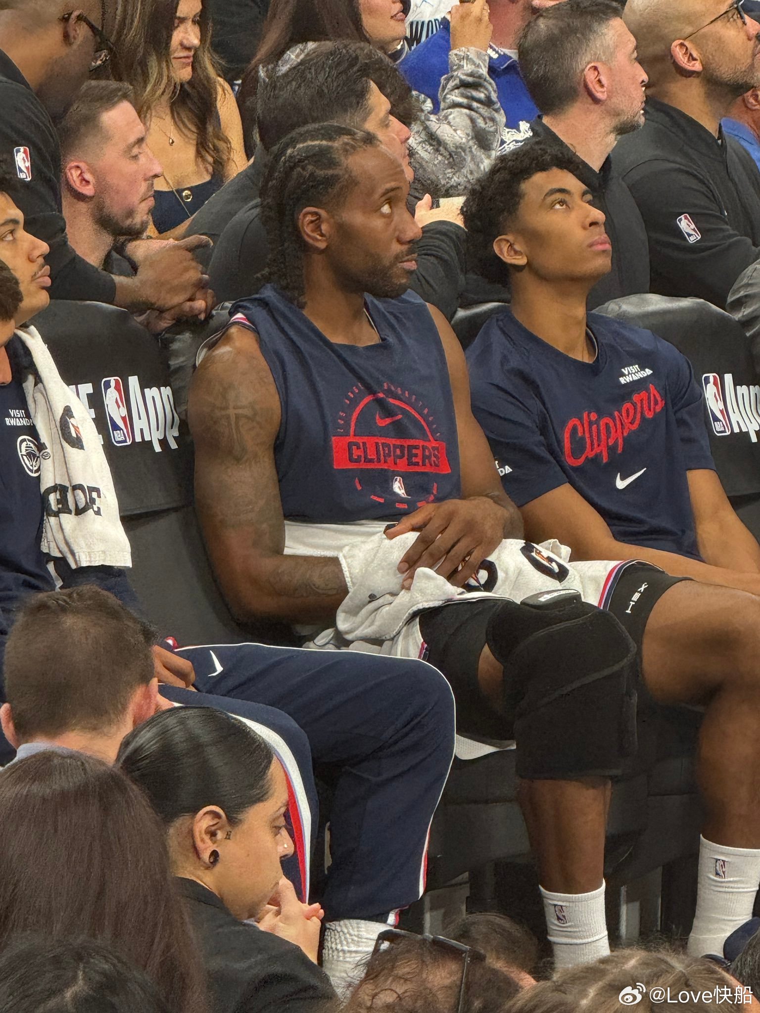 科怀·伦纳德赛后表示，他的手腕伤是在对阵猛龙队的比赛中摔倒时造成的。“我只能硬着