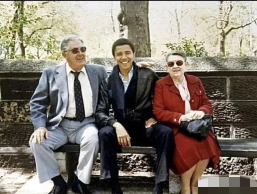 奥巴马的父母离婚后，老奥巴马对年幼的儿子从不过问，尽管如此，小奥巴马并不缺少亲人