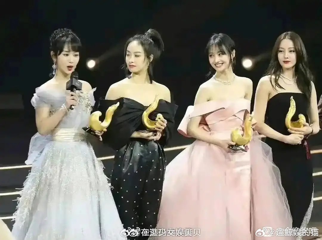 这张合照里，sz站在热巴旁边竟然一点不输……我印象中她只是个小美女，今天看到这张