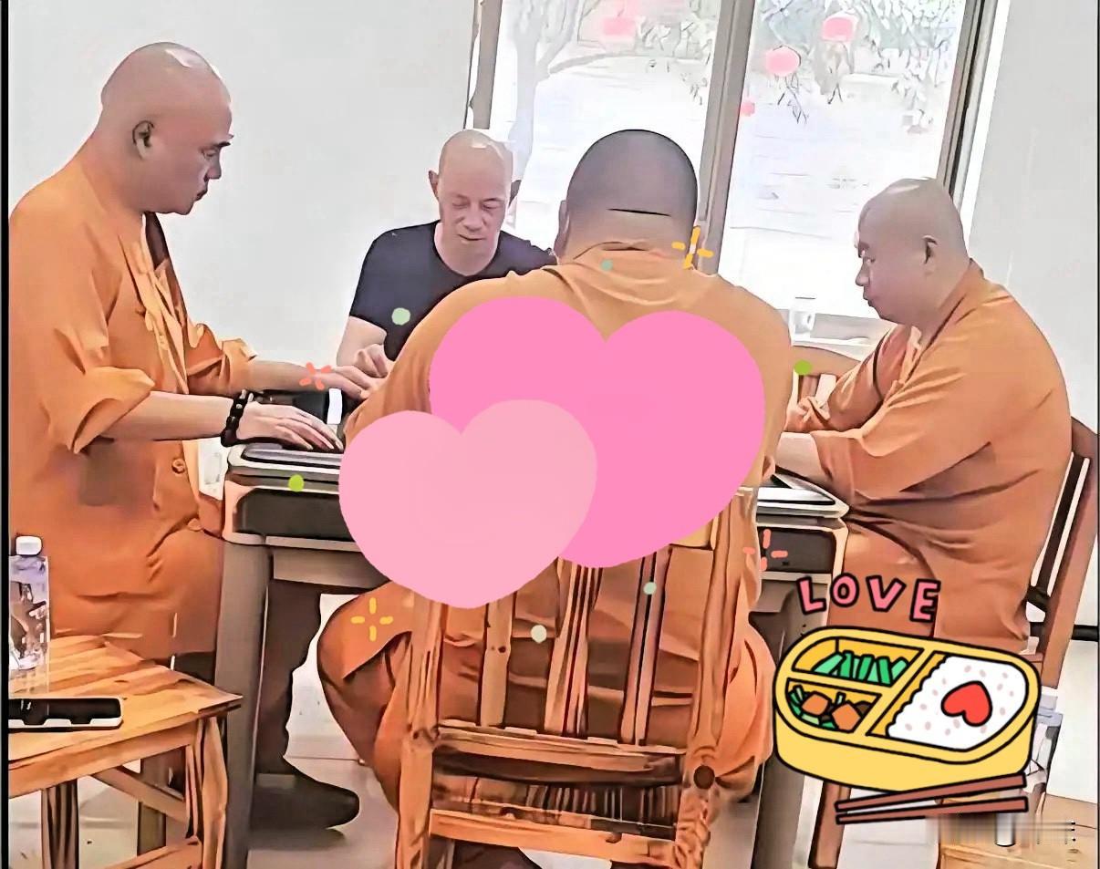 浙江街头最近真是邪门，满大街溜达的都是穿僧袍的。一打听才懂，是浙江四千多座寺