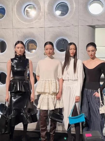 超模各个都超有辨识度，不像现在内娱出来的各种花，长的都记不住