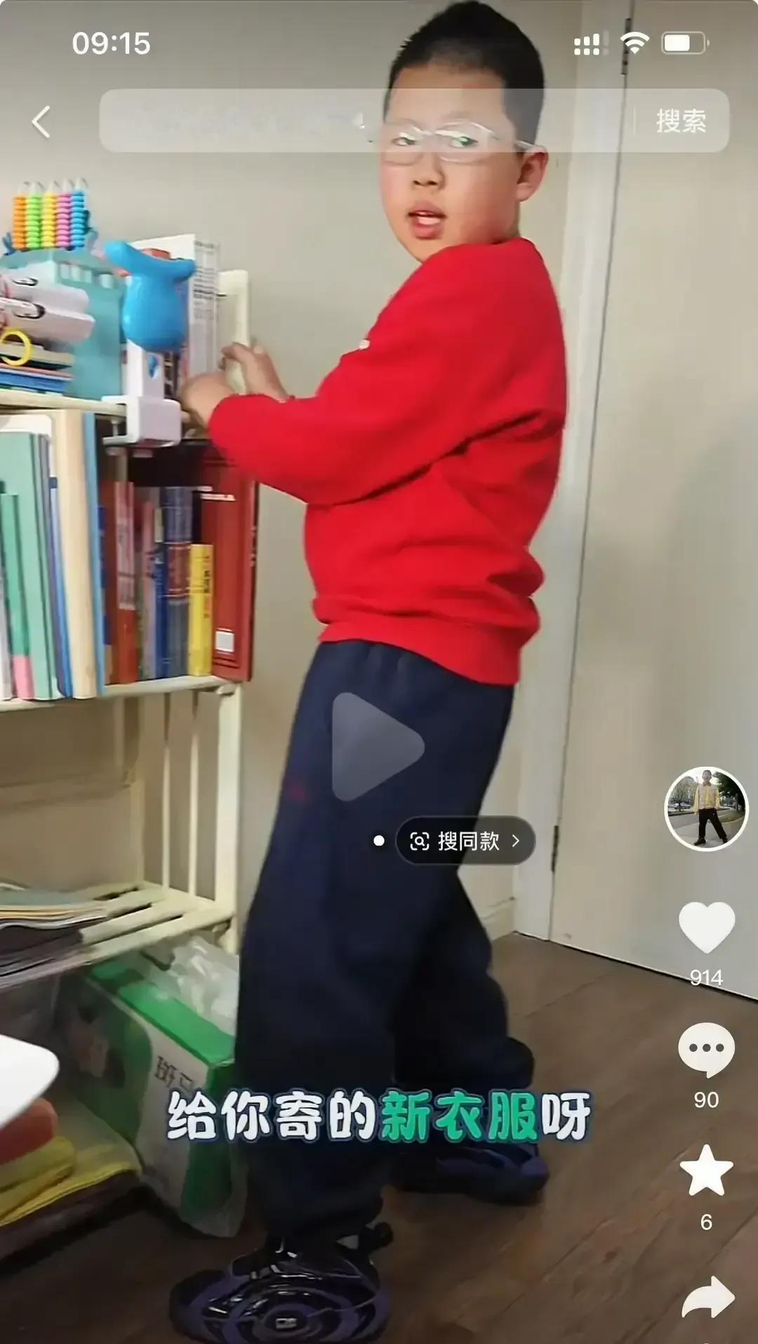 董宇辉把冠军羊羔绒外套寄给小何，当第五份礼物。小何妈妈拍视频说孩子收到后抱着不