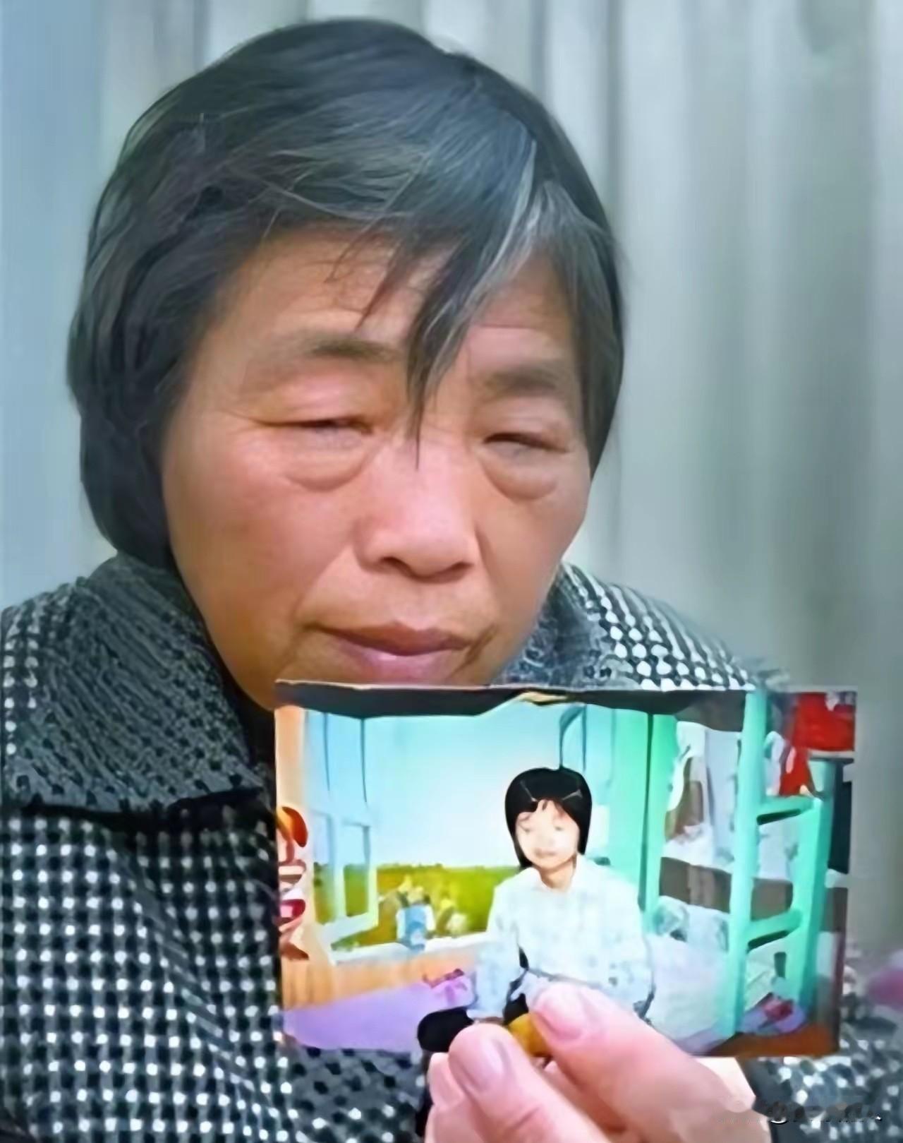湖北学霸杨元元带母上学，最终厕所自缢身亡，活生生被母亲吸干血。2009年11月
