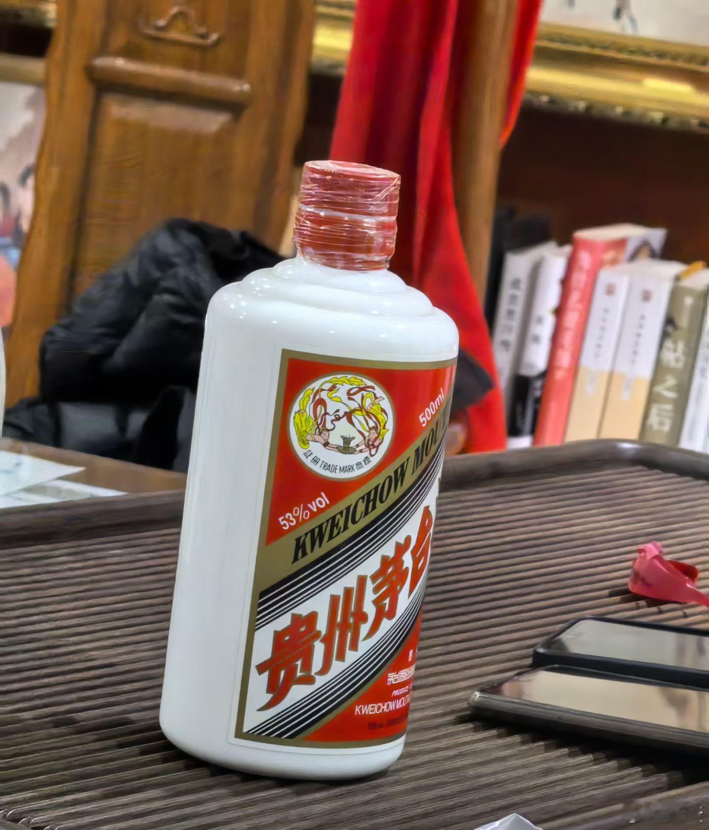 有人唱衰茅台，说很快就800元走下神坛了，也有人力挺茅台，说，就应该是遥不可及的