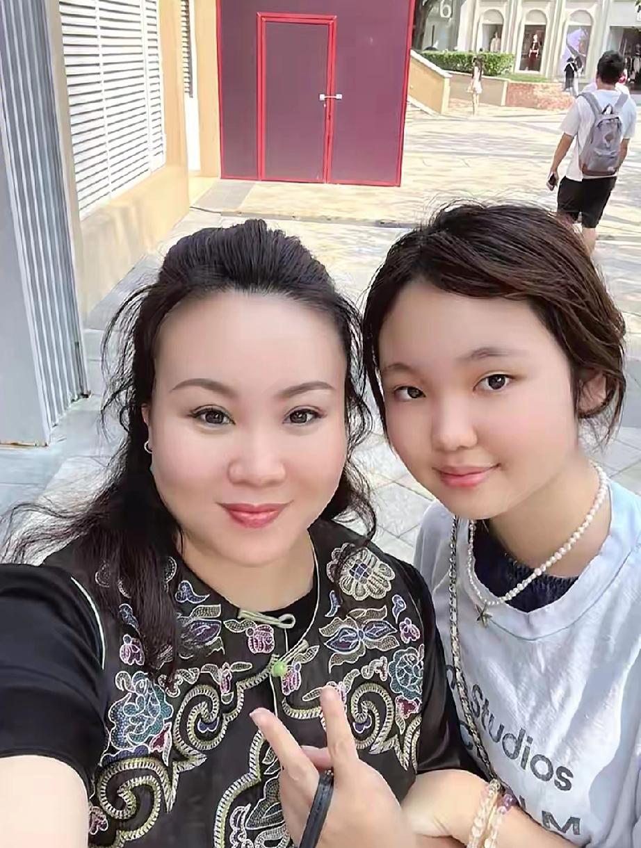 现在最幸福的就是王梓嘉和这个小这女儿。世上只有妈妈好，有妈的孩子像个宝，没妈的孩
