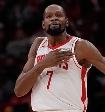 凯文-杜兰特过去四场比赛数据：场均27.3分6.3助攻5.8篮板1.5抢断0.8