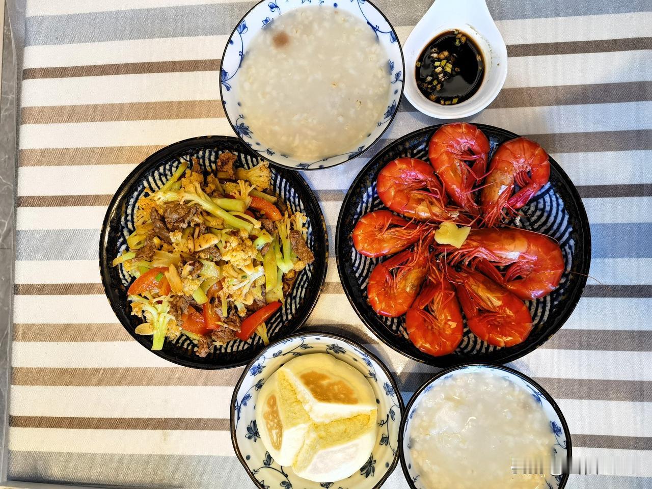 昨日中餐打卡，开启减脂模式也绝不亏待味蕾！一碗温润的杂粮粥，一盘高蛋白的白灼