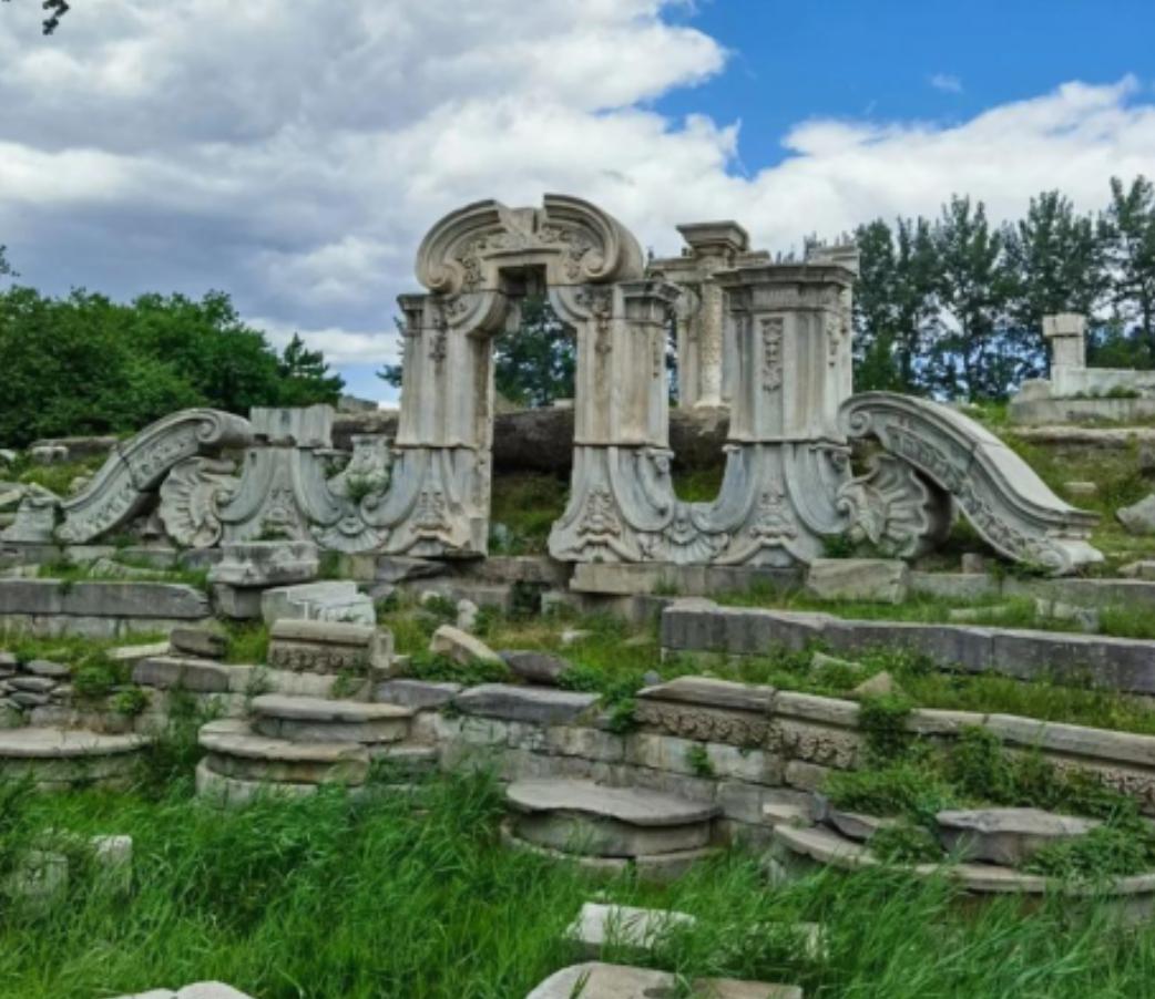 好多人一直认为圆明园是八国联军烧的，可这压根是个误会！其实，真正把圆明园主体建筑