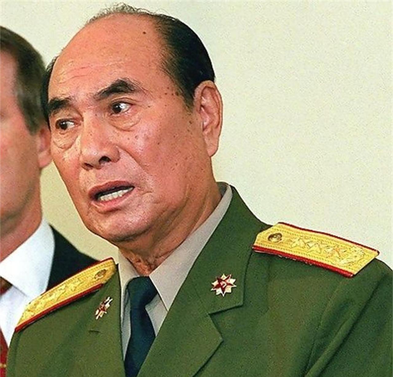 “我终于抓到你了！”1998年张万年访问美国突然“落网”，美国司令沙利紧紧的抱住