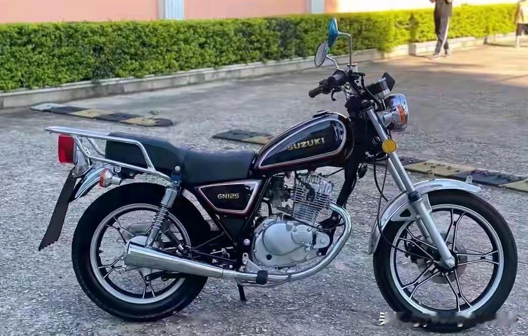 豪爵铃木GN125摩托，这也是一款非常经典的车了。与当年经典的铃木王GS125和