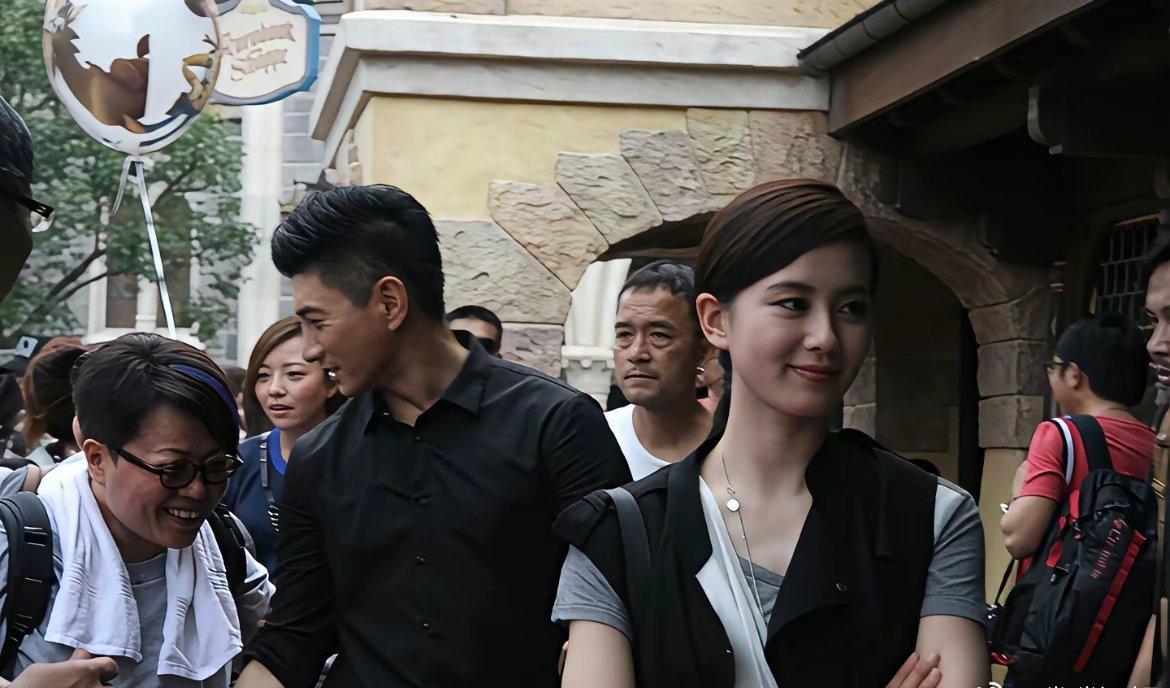 刘诗诗与吴奇隆在迪士尼被偶遇，刘诗诗真的太美了绝对是冷白皮！！人群之中，一眼就能
