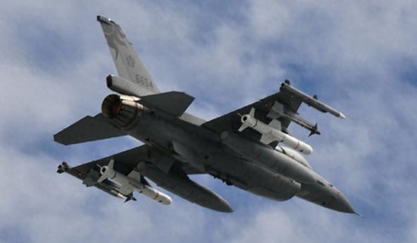 台军F-16V挂弹'追击'辽宁舰？专家揭穿：亚音速导弹闯200公里火力网纯属送人头