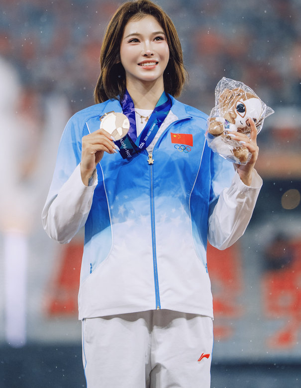 #吴艳妮意气风发一身傲骨#亚运会田径项目女子100米栏，13秒12获得铜牌“你以为那么多的挫折，足够