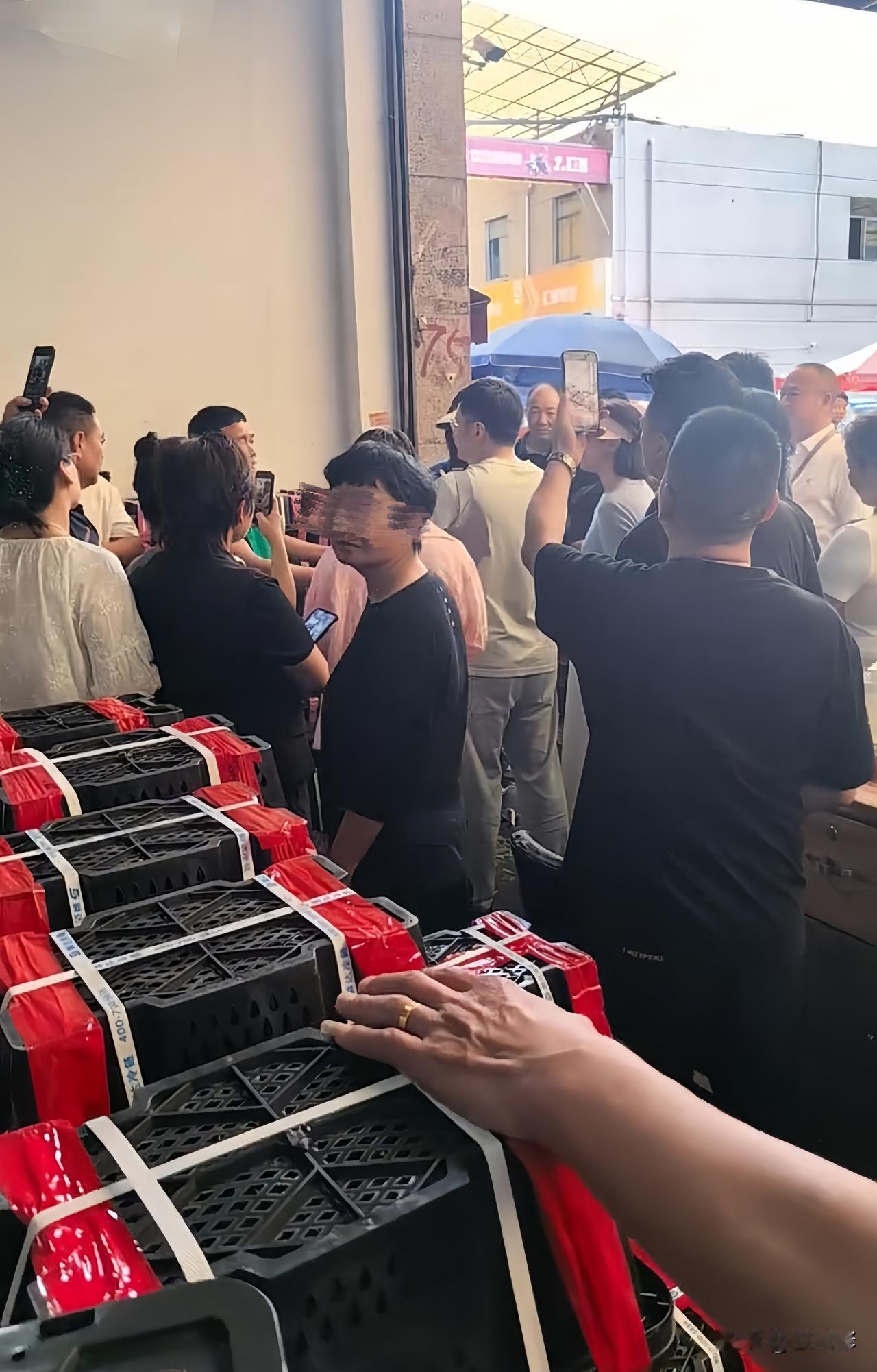 福建漳州的事已经蔓延到了浙江温州，多个批发市场杨梅果箱堆积如山，果农和二道贩子的