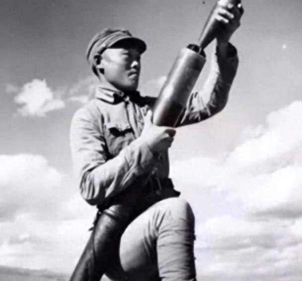 1945年在山上休息的迫击炮手陈宝柳，忽然发现30多个日军和几个女人，正在不远处