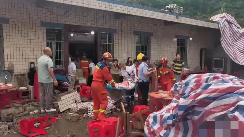 四川升学宴倒塌这件事，发现大家都搞错了一件事，问题不是出在办升学宴上，而是本
