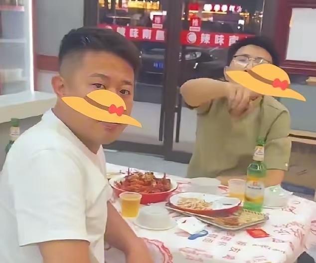 这就是交友不慎的后果！南昌的摸头男就是一个活生生的例子。本来白衣男子手贱