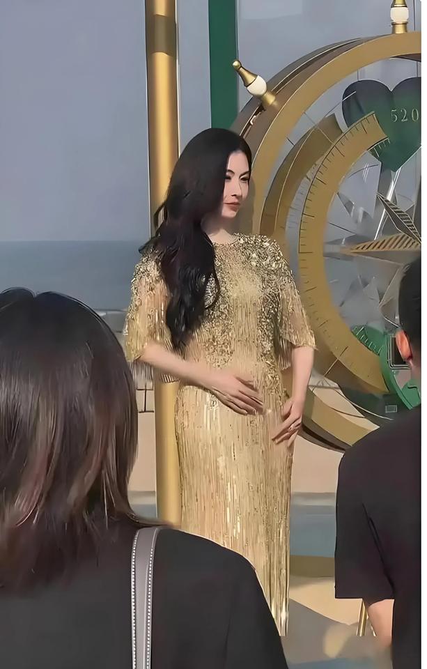 5月13日，张柏芝现身阿那亚海边，米黄色修身裙配运动鞋，生图曝光后引发关注。45