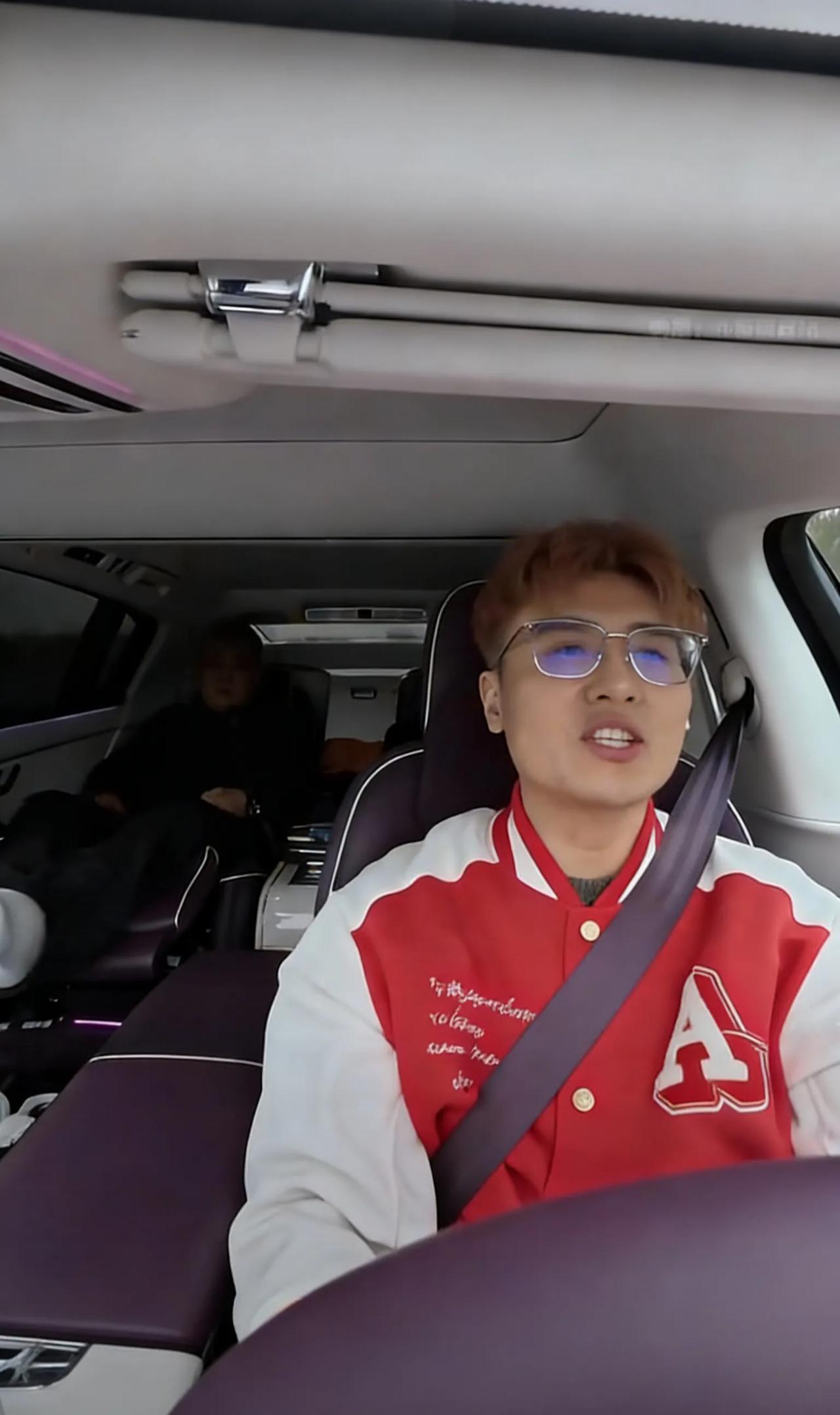 梁先生与老板自驾10天从巴黎到山东过春节，为何不坐飞机回老家？2026年春节