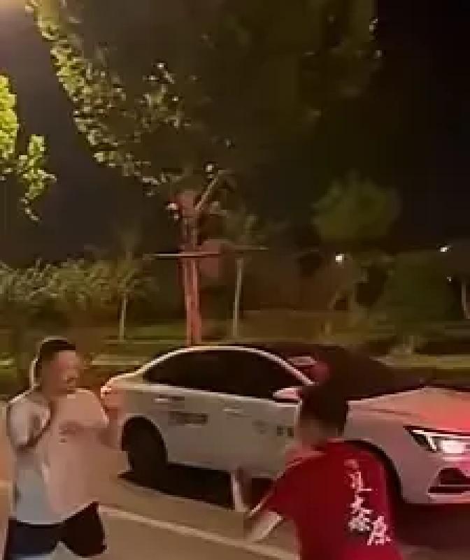 上海申花球迷和俱乐部之间的矛盾，已经不只是看台上喊几句、拌几句嘴那么简单了。按相关说法，先有申花相关