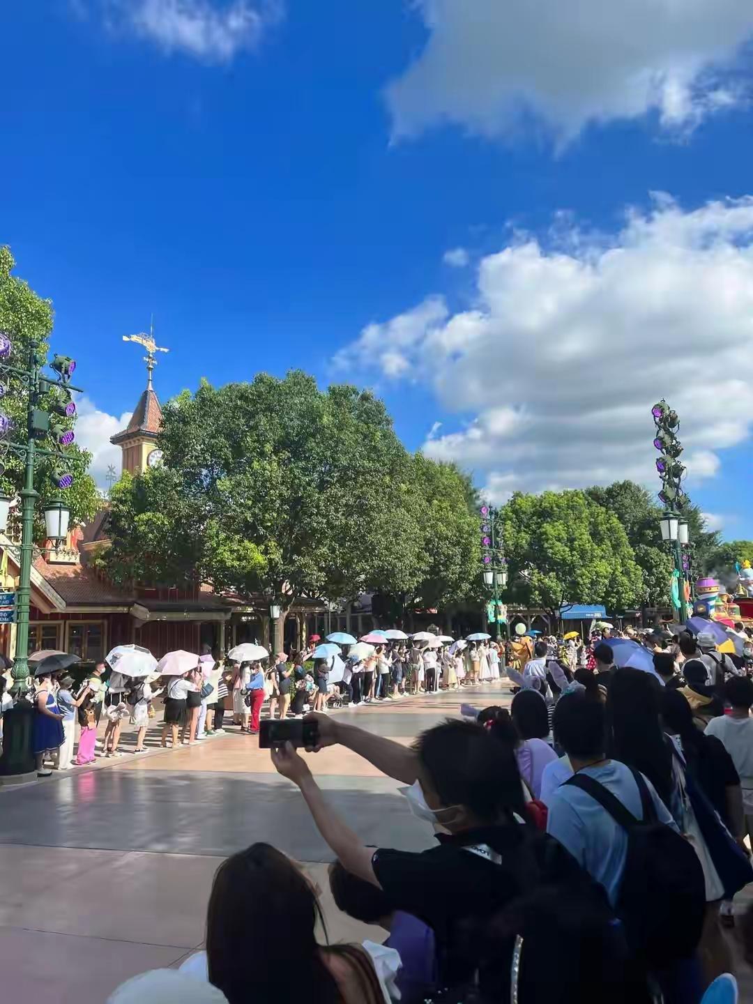 岘港一家米粉店的老板娘，最近快被印度游客整崩溃了。一碗粉定价3万盾，有游客非
