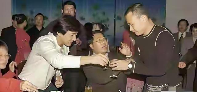 成龙弯腰敬酒的这个人，后来成为了家喻户晓的大明星，能看出来的，绝对是高手。刀郎