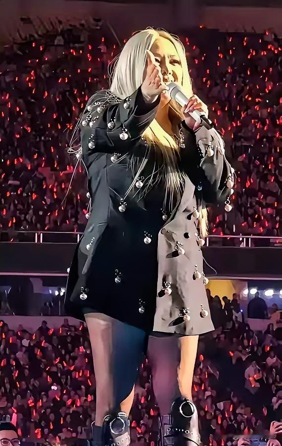 梁静茹最新演唱会造型你看了吗？网友直呼不敢认！就1月3号在厦门，她一登台我都