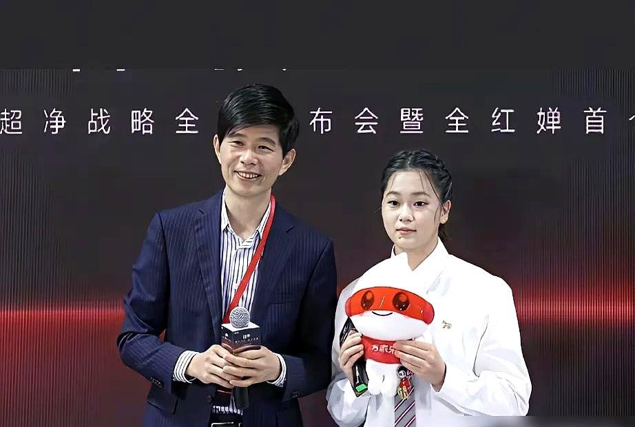 全红婵正和48公斤较劲。东京夺冠时才38公斤，现在身高长了7厘米，体重也跟着