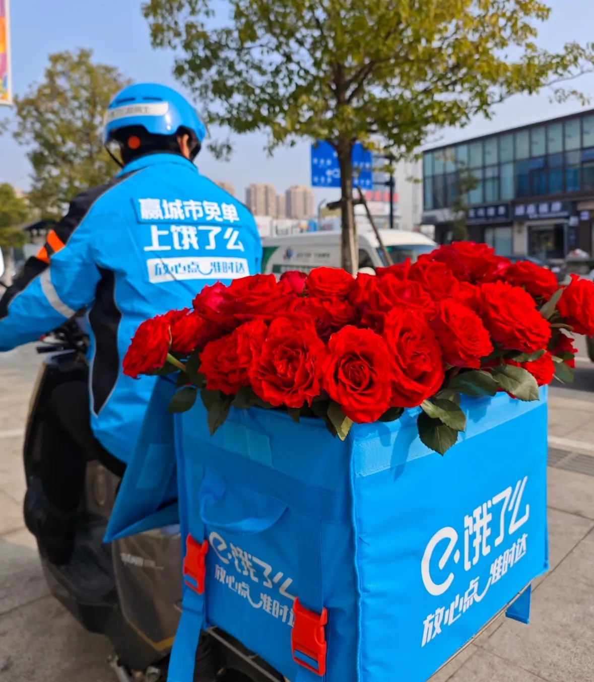 我问表弟：“京东给外卖员缴纳五险一金你去不去？”表弟说：“不去”我问：“