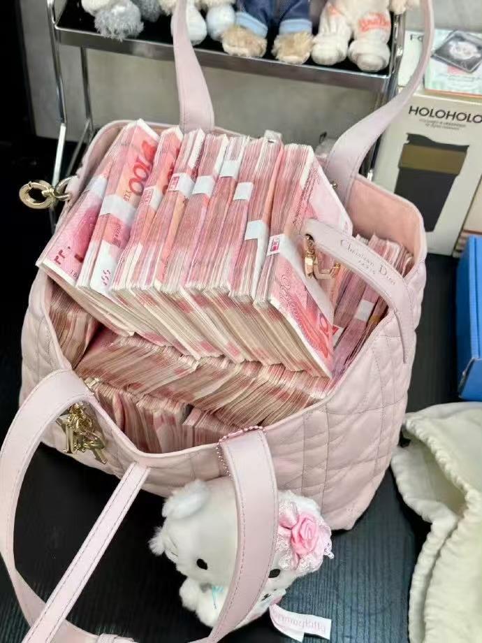 三年前存了60万,今天到期去办手续。银行柜员说现在利率低,建议我三个办法:第