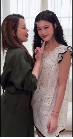 英皇公司金牌经纪人霍汶希的女儿终于长大了，长得如花似玉，气质清丽脱俗，甜美妩媚，