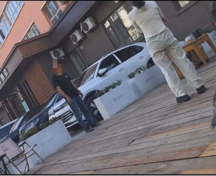 “简直钻进钱眼里了！”重庆几名游客去伊犁游玩，由于旺季客房爆满，两名女士在自家车