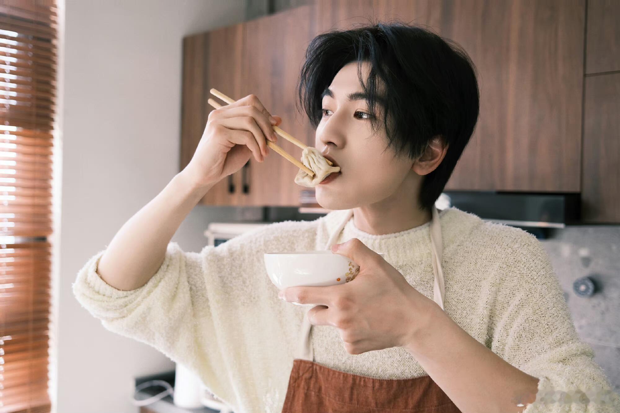 张凌赫在厨房的男生yyds～～家居男人，在线做饭啊啊啊啊张凌赫｜​