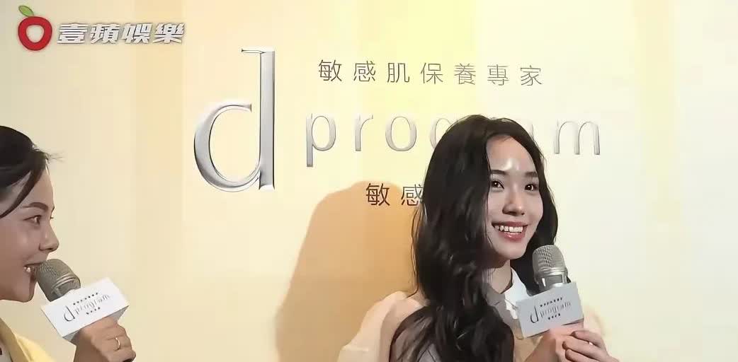 小S的二女儿Lily出来营业了别看年纪不大但经验很足小S半年没复